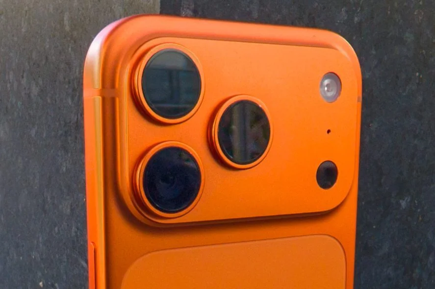 Apple iPhone 17 Pro in Cosmic Orange